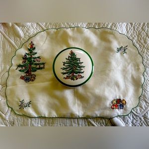 Spode trinket box with cover and holiday mat Christmas theme. Clean and bright.